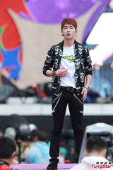 组图：香港巨蛋音乐节f(x)领衔冒台风献歌舞