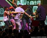 组图：麻辣鸡个唱粉丝强行上台 与保镖激烈扭打