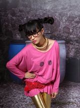 组图：包文婧亲和力十足 化身娇俏“牛魔王” 