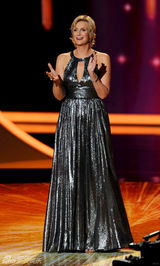 组图：艾美奖现场 主持人简-林奇被众男托举出场