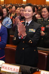 组图：宋祖英帅气军装出席大会 遭代表疯狂围拍