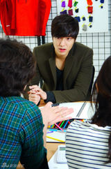 组图：李敏镐参与时装品牌设计展现休闲个性