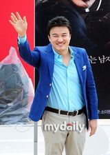 组图：金宣儿中性风亮相釜山 西装黑超帅酷