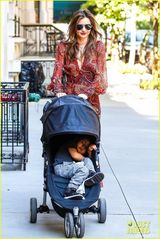 组图：米兰达深V长裙美艳 小宝贝幸福躺妈肩头