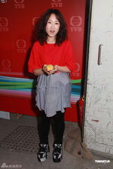 组图：万绮雯无线首拍剧自曝总出错