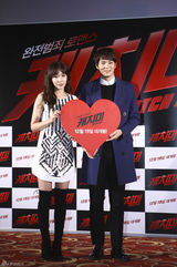 独家：金亚中朱元宣传新片 与观众互动送拥抱