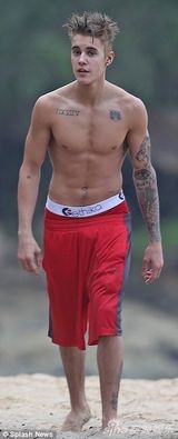 组图：比伯玩惊险悬崖跳水 飞身一跃跳入大海