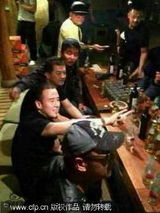 组图：李亚鹏日前酒吧消愁 杨坤一旁作陪