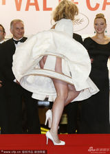 组图：法国女星着伞裙亮相不穿底裤惨走光