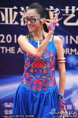 组图：华鼎奖红毯杨丽萍萨顶顶演绎最炫民族风