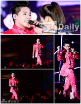 组图：JYJ金俊秀亮粉西装开唱 与女伴贴身辣舞