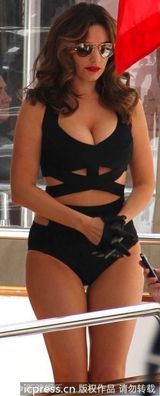 组图：布鲁克镂空泳衣性感秀傲人双峰