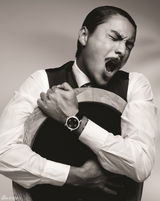 组图：陈坤登杂志封面 搞怪造型尽显诙谐幽默