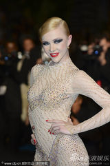 组图：女星戛纳红毯大秀柔术身体对折