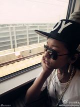 组图：吉克隽逸微博晒性感时尚生活照