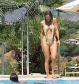 组图：真人秀女星路易莎携猛男戏水享快活