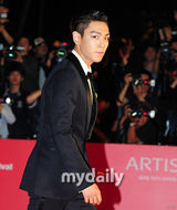 组图：釜山电影节开幕 TOP西装配小领结显帅气