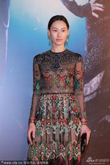 组图：梁洛施民族风长裙牵手黄秋生走红毯