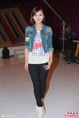 组图：陈智燊亮相拜神仪式 不介意女友性感出镜