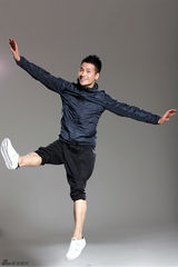 组图：何晟铭鬼马运动写真 古灵精怪喜感足