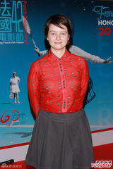 组图：法国演员宝莲艾特妮赴港 红裙俏皮靓丽