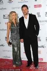 幻灯：拉塞尔-克劳拥娇妻做慈善 好莱坞明星皆现身