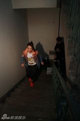 组图：董璇运动潮装现身活动 节能减排化身低碳达人