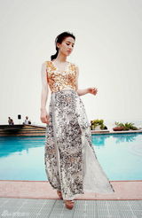 高清组图：黄圣依威尼斯泳池嬉游