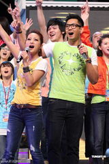 组图：萧亚轩昆凌等港台百位明星同台为公益开唱