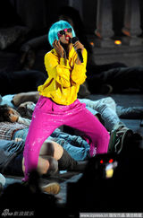 组图：卡梅隆诺兰齐聚尖叫奖 舞台焚人触目惊心