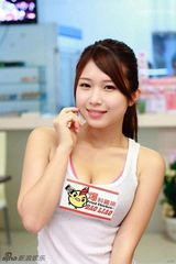 组图：90后艺人挺同性恋草案 边说边脱只剩内衣