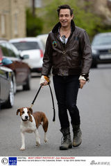 组图：超模凯特-莫斯夫妇出门遛狗潮范儿十足