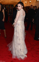 阿尔巴金色长裙赛缪斯 老牌美女波姬-小丝拄拐(图)