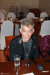 组图：任贤齐香港个唱白发登场 热吻好友陈升