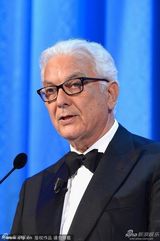 组图：威尼斯影展开幕现场 各单元评委登台致谢