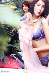 组图：杨谨华性感马甲内衣大方秀好身材