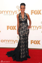 组图：艾美奖红毯 肖恩-罗宾森黑色蕾丝长裙性感