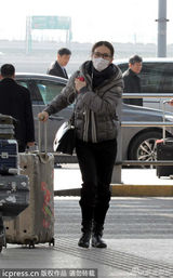 组图：刘诗诗戴口罩睡眼惺忪 疑返京探班吴奇隆