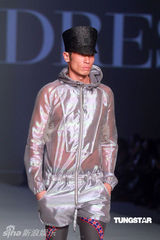 幻灯图：梁咏琪红色深V领礼服裙亮相秀场 艳光四射