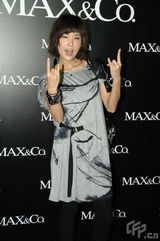 幻灯图：何超仪与偶像乐队合作 张静初拒谈男友