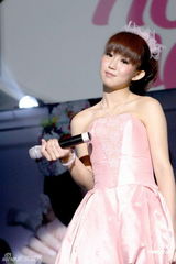 组图：郭书瑶发专辑粉嫩庆功 自曝曾苦等周董签名