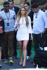 组图：詹妮弗-洛佩兹录《偶像》迷你裙秀曲线