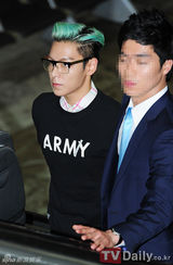 组图：BigBangTOP斯文亮相机场 赴釜山参加夜店派对