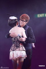 组图：周慧敏香港开唱 超短裙上阵扮少女