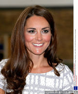 组图：哈利王子逗嫂子凯特王妃莞尔一笑