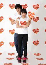 高清图：文根英金强宇携手为慈善 展现温暖笑容