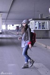 组图：小宋佳休闲装扮现身机场夹克搭配牛仔裤