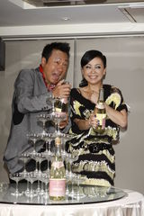 组图：黎耀祥赴台宣传新剧 邓萃雯坦言非“女强人”