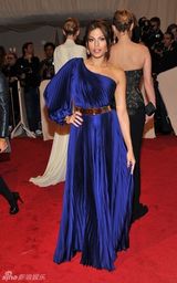 组图：美国时装学院庆典举行 众明星红毯竞艳