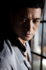 组图：何晟铭黑白写真展型男本色 演乾隆继续做四爷